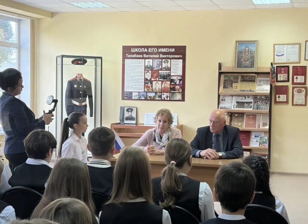 Пятиклассники встречаются с родителями Виталия Талабаева в школьном музее