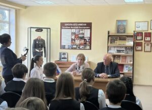 Пятиклассники встречаются с родителями Виталия Талабаева в школьном музее