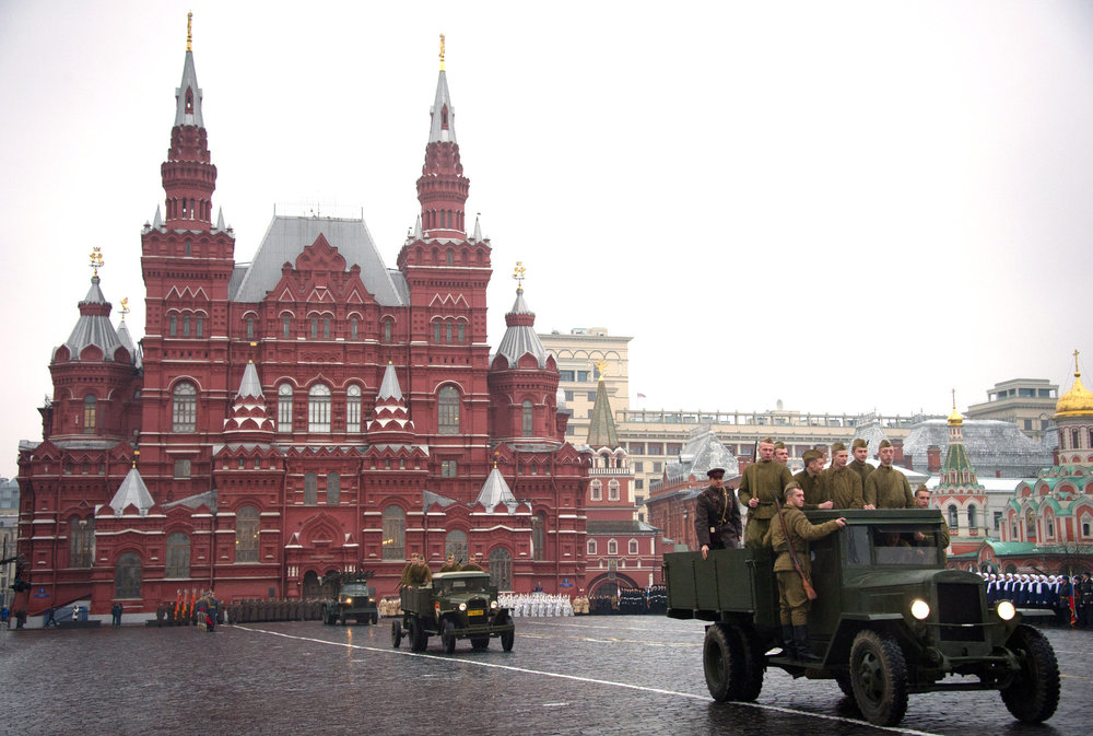 7 ноября  День воинской славы России — 73 годовщина легендарного парада  на Красной площади 7 ноября 1941-го