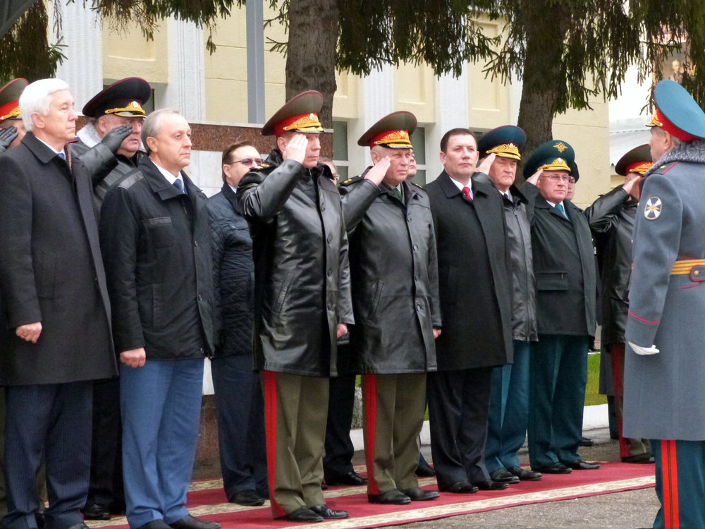 Первый заместитель министра внутренних дел — главнокомандующий внутренними войсками МВД России Виктор Золотов наградил Героя России А. Янкловича медалью «За содействие»