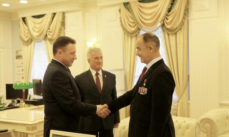 Полномочный представитель Президента Российской Федерации Игорь Холманских встретился с Героем Советского Союза председателем «Союза десантников России» Валерием Востротиным