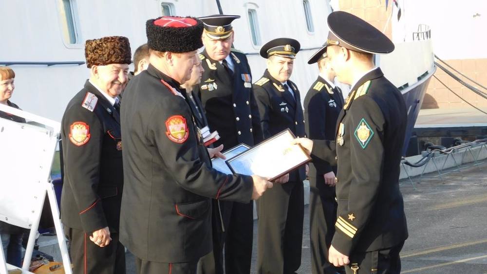 Краснодарские казаки поздравили экипаж пограничного корабля