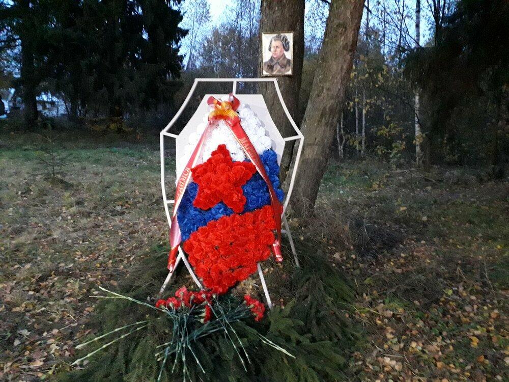 Место гибели Героя Советского Союза Лавриненко Д.Ф. Венок возложен в ходе марша
