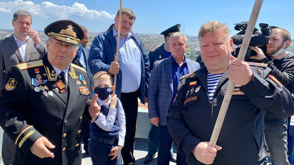 Над Севастополем подняли красное Знамя